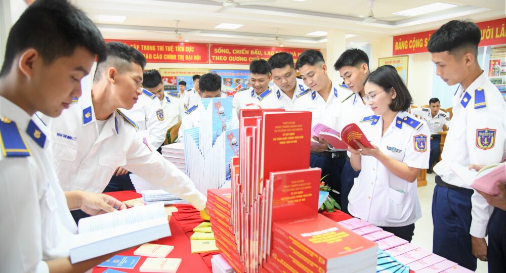 can bo chien si tham quan cac tac pham trong cuoc thi xep sach nghe thuat 1000x540