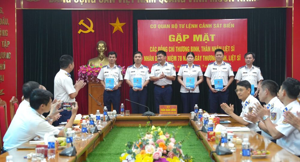 canh sat bien viet nam tang qua cac dong chi thuong binh than nhan liet si 1000x540