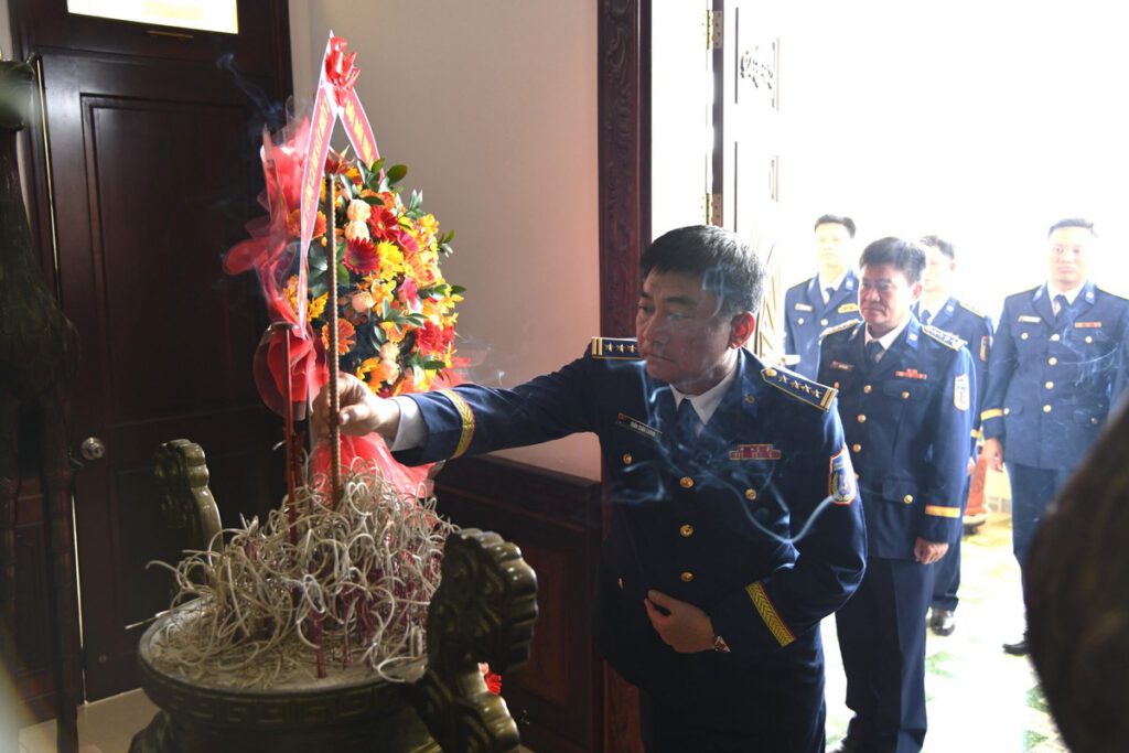 bo tu lenh vung canh sat bien 3 dang huong tuong nho chu tich ho chi minh va dai tuong vo nguyen giap 0