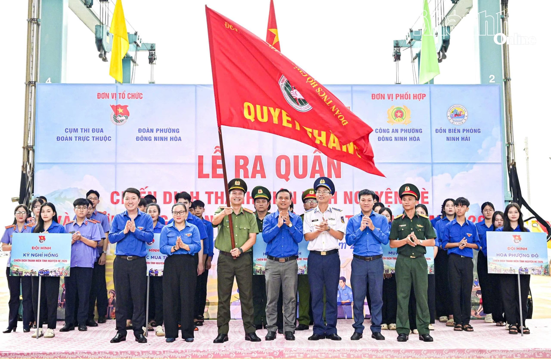 lãnh đạo tỉnh đoàn trao cờ quyết thắng thực hiện các nhiệm vụ cho các đơn vị.