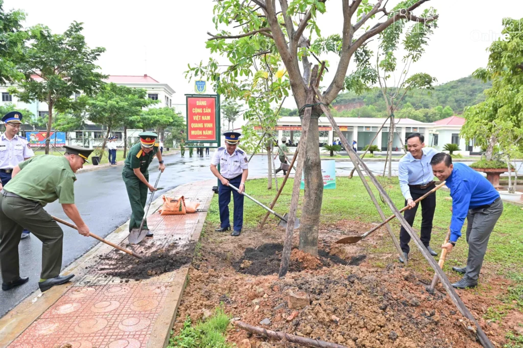 sau lễ ra quân, các đại biểu cùng trồng cây lưu niệm tại hải đoàn 32.