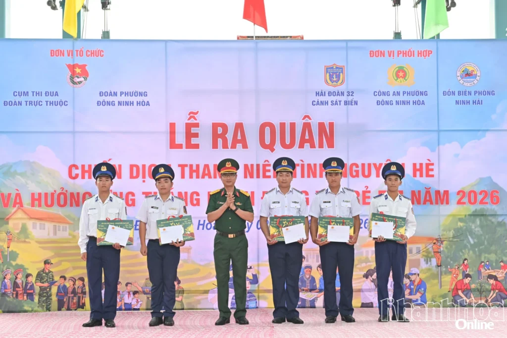 trao quà cho các chiến sĩ đang công tác tại hải đoàn 32.